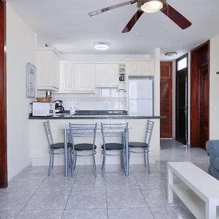 Bungamerica - 2 Bedrooms * アデヘ